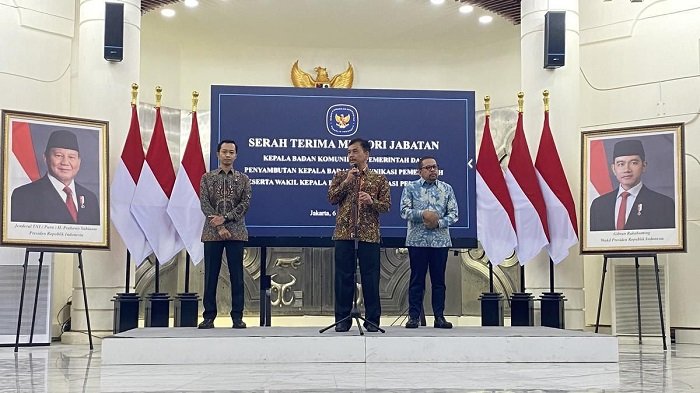 BAKOM RI Syahganda Nainggolan pada acara serah terima jabatan. Jarak Negara-Masyarakat Harus Lebih Dekat [RA]