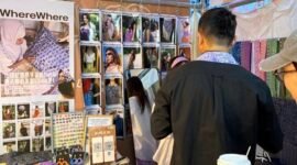 
Foto dokumentasi ini menunjukkan seorang wisatawan menjajal syal batik di sebuah stan pasar rakyat di Chongqing, Tiongkok barat daya. (Xinhua)