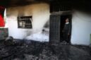Seorang pria Palestina memeriksa rumah yang hangus terbakar di Hawara, selatan Nablus, Tepi Barat bagian utara, menyusul serangan yang menurut laporan dilakukan oleh para pemukim Israel, pada 4 Desember 2024. (Xinhua)