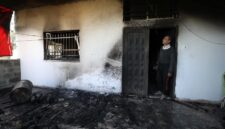 Seorang pria Palestina memeriksa rumah yang hangus terbakar di Hawara, selatan Nablus, Tepi Barat bagian utara, menyusul serangan yang menurut laporan dilakukan oleh para pemukim Israel, pada 4 Desember 2024. (Xinhua)