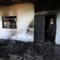 Seorang pria Palestina memeriksa rumah yang hangus terbakar di Hawara, selatan Nablus, Tepi Barat bagian utara, menyusul serangan yang menurut laporan dilakukan oleh para pemukim Israel, pada 4 Desember 2024. (Xinhua)