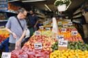 Seorang pria memilih buah di sebuah toko di New York, Amerika Serikat (Xinhua)