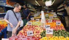 Seorang pria memilih buah di sebuah toko di New York, Amerika Serikat (Xinhua)
