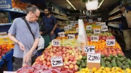 Seorang pria memilih buah di sebuah toko di New York, Amerika Serikat (Xinhua)