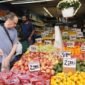 Seorang pria memilih buah di sebuah toko di New York, Amerika Serikat (Xinhua)
