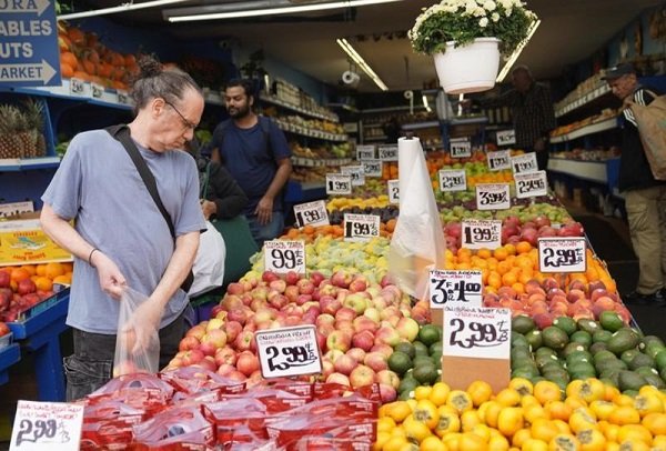 Seorang pria memilih buah di sebuah toko di New York, Amerika Serikat (Xinhua)