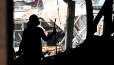 
Seorang anggota Pusat Laboratorium Forensik (Puslabfor) Badan Reserse Kriminal (Bareskrim) Kepolisian Negara Republik Indonesia (Polri) melakukan penyelidikan melalui olah tempat kejadian perkara (TKP) di area yang mengalami kerusakan parah pascaledakan di sebuah gudang penyimpanan buah di Pasar Cimanggis, Kecamatan Ciputat, Tangerang Selatan, Provinsi Banten, pada 15 Oktober 2026. (Xinhua)