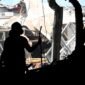 
Seorang anggota Pusat Laboratorium Forensik (Puslabfor) Badan Reserse Kriminal (Bareskrim) Kepolisian Negara Republik Indonesia (Polri) melakukan penyelidikan melalui olah tempat kejadian perkara (TKP) di area yang mengalami kerusakan parah pascaledakan di sebuah gudang penyimpanan buah di Pasar Cimanggis, Kecamatan Ciputat, Tangerang Selatan, Provinsi Banten, pada 15 Oktober 2026. (Xinhua)