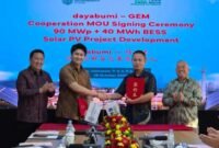 PT Daya Bumi Energi Indonesia (Dayabumi Energi) dan GEM Co., Ltd. menandatangani kerja sama pengembangan pembangkit listrik tenaga surya (PLTS) berkapasitas 90 megawatt-peak (MWp) dan sistem penyimpanan energi baterai berkapasitas 40 megawatt-hour (MWh) di kawasan industri Sulawesi Tengah pada 19 Oktober 2026 di Jakarta Selatan. (Xinhua)