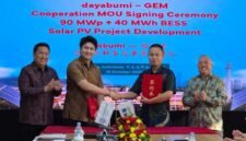 PT Daya Bumi Energi Indonesia (Dayabumi Energi) dan GEM Co., Ltd. menandatangani kerja sama pengembangan pembangkit listrik tenaga surya (PLTS) berkapasitas 90 megawatt-peak (MWp) dan sistem penyimpanan energi baterai berkapasitas 40 megawatt-hour (MWh) di kawasan industri Sulawesi Tengah pada 19 Oktober 2026 di Jakarta Selatan. (Xinhua)
