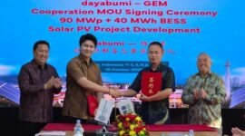 PT Daya Bumi Energi Indonesia (Dayabumi Energi) dan GEM Co., Ltd. menandatangani kerja sama pengembangan pembangkit listrik tenaga surya (PLTS) berkapasitas 90 megawatt-peak (MWp) dan sistem penyimpanan energi baterai berkapasitas 40 megawatt-hour (MWh) di kawasan industri Sulawesi Tengah pada 19 Oktober 2026 di Jakarta Selatan. (Xinhua)