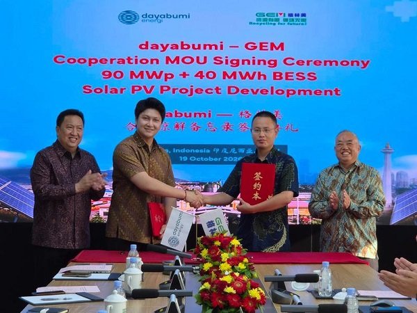 PT Daya Bumi Energi Indonesia (Dayabumi Energi) dan GEM Co., Ltd. menandatangani kerja sama pengembangan pembangkit listrik tenaga surya (PLTS) berkapasitas 90 megawatt-peak (MWp) dan sistem penyimpanan energi baterai berkapasitas 40 megawatt-hour (MWh) di kawasan industri Sulawesi Tengah pada 19 Oktober 2026 di Jakarta Selatan. (Xinhua)
