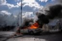 
Foto yang diabadikan pada 17 Oktober 2026 ini menunjukkan sebuah kendaraan yang dilalap api saat aksi unjuk rasa di Paris, Prancis. (Xinhua)