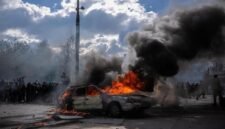 
Foto yang diabadikan pada 17 Oktober 2026 ini menunjukkan sebuah kendaraan yang dilalap api saat aksi unjuk rasa di Paris, Prancis. (Xinhua)