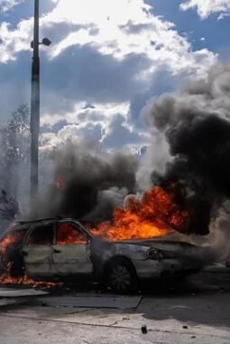 Paris Bakar Membakar; Pemicunya? Biaya Hidup Tinggi