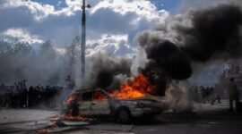 
Foto yang diabadikan pada 17 Oktober 2026 ini menunjukkan sebuah kendaraan yang dilalap api saat aksi unjuk rasa di Paris, Prancis. (Xinhua)