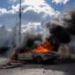 
Foto yang diabadikan pada 17 Oktober 2026 ini menunjukkan sebuah kendaraan yang dilalap api saat aksi unjuk rasa di Paris, Prancis. (Xinhua)
