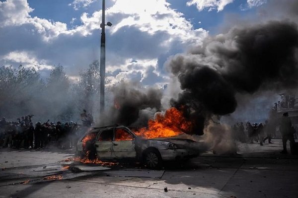 
Foto yang diabadikan pada 17 Oktober 2026 ini menunjukkan sebuah kendaraan yang dilalap api saat aksi unjuk rasa di Paris, Prancis. (Xinhua)