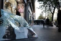 Orang-orang berjalan melewati sebuah toko yang rusak akibat aksi unjuk rasa di Paris, Francis, pada 18 Oktober 2026. Presiden Francis Emmanuel Macron pada Minggu (18/10) berjanji akan menempuh langkah hukum terhadap para pelaku kekerasan dalam aksi unjuk rasa yang berlangsung di berbagai penjuru negara itu pada Sabtu (17/10). (Xinhua)
