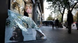 Orang-orang berjalan melewati sebuah toko yang rusak akibat aksi unjuk rasa di Paris, Francis, pada 18 Oktober 2026. Presiden Francis Emmanuel Macron pada Minggu (18/10) berjanji akan menempuh langkah hukum terhadap para pelaku kekerasan dalam aksi unjuk rasa yang berlangsung di berbagai penjuru negara itu pada Sabtu (17/10). (Xinhua)
