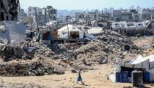 Seorang warga Palestina terlihat di sebuah jalan yang dipenuhi bangunan yang hancur di kamp pengungsi Jabalia, Jalur Gaza utara, pada 27 Oktober 2025. (Xinhua)
