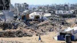 Seorang warga Palestina terlihat di sebuah jalan yang dipenuhi bangunan yang hancur di kamp pengungsi Jabalia, Jalur Gaza utara, pada 27 Oktober 2025. (Xinhua)
