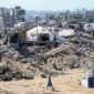 Seorang warga Palestina terlihat di sebuah jalan yang dipenuhi bangunan yang hancur di kamp pengungsi Jabalia, Jalur Gaza utara, pada 27 Oktober 2025. (Xinhua)