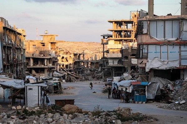 Warga Palestina yang mengungsi terlihat di kamp pengungsi Jabalia, Jalur Gaza utara, pada 14 Oktober 2026. (Xinhua)