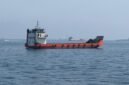 Foto yang diabadikan menggunakan ponsel ini memperlihatkan kapal-kapal niaga yang terdampar di perairan Selat Hormuz di dekat Khasab, sebuah kota kecil di Oman utara, pada 29 Mei 2026. (Xinhua)