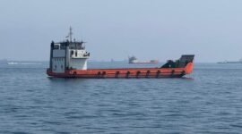 Foto yang diabadikan menggunakan ponsel ini memperlihatkan kapal-kapal niaga yang terdampar di perairan Selat Hormuz di dekat Khasab, sebuah kota kecil di Oman utara, pada 29 Mei 2026. (Xinhua)