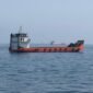 Foto yang diabadikan menggunakan ponsel ini memperlihatkan kapal-kapal niaga yang terdampar di perairan Selat Hormuz di dekat Khasab, sebuah kota kecil di Oman utara, pada 29 Mei 2026. (Xinhua)