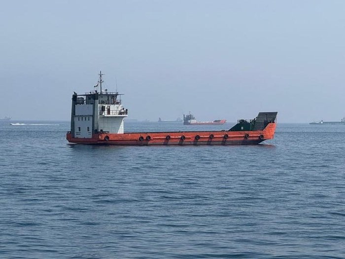 Foto yang diabadikan menggunakan ponsel ini memperlihatkan kapal-kapal niaga yang terdampar di perairan Selat Hormuz di dekat Khasab, sebuah kota kecil di Oman utara, pada 29 Mei 2026. (Xinhua)