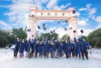 Foto dokumentasi yang diabadikan pada 14 Juni 2024 ini menunjukkan peserta wisuda kelompok kedua dengan program pelatihan bersama di bidang teknik metalurgi berfoto bersama sesudah acara kelulusan di depan pintu gerbang Central South University (CSU) di Tiongkok tengah. (Xinhua)