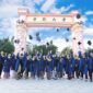 Foto dokumentasi yang diabadikan pada 14 Juni 2024 ini menunjukkan peserta wisuda kelompok kedua dengan program pelatihan bersama di bidang teknik metalurgi berfoto bersama sesudah acara kelulusan di depan pintu gerbang Central South University (CSU) di Tiongkok tengah. (Xinhua)