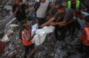 Personel pertahanan sipil Palestina memindahkan jenazah seorang korban dari reruntuhan bangunan yang menampung pengungsi Palestina di Gaza City pada 16 September 2026. (Xinhua)