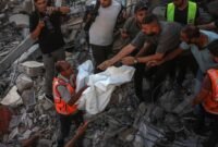 Personel pertahanan sipil Palestina memindahkan jenazah seorang korban dari reruntuhan bangunan yang menampung pengungsi Palestina di Gaza City pada 16 September 2026. (Xinhua)
