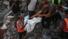Personel pertahanan sipil Palestina memindahkan jenazah seorang korban dari reruntuhan bangunan yang menampung pengungsi Palestina di Gaza City pada 16 September 2026. (Xinhua)