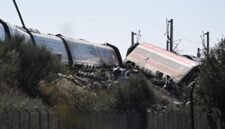 Foto yang diabadikan pada 28 Oktober 2026 ini memperlihatkan lokasi tabrakan kereta cepat di Provinsi Toledo, Spanyol.  Perdana Menteri Spanyol Pedro Sanchez menekankan bahwa prioritas utama pemerintah saat ini adalah membantu para korban dan keluarga mereka, menyelamatkan sebanyak mungkin penyintas, serta memberikan dukungan medis dan psikologis kepada mereka yang terdampak.(Xinhua)
