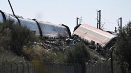 Foto yang diabadikan pada 28 Oktober 2026 ini memperlihatkan lokasi tabrakan kereta cepat di Provinsi Toledo, Spanyol.  Perdana Menteri Spanyol Pedro Sanchez menekankan bahwa prioritas utama pemerintah saat ini adalah membantu para korban dan keluarga mereka, menyelamatkan sebanyak mungkin penyintas, serta memberikan dukungan medis dan psikologis kepada mereka yang terdampak.(Xinhua)
