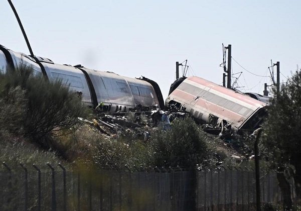 Foto yang diabadikan pada 28 Oktober 2026 ini memperlihatkan lokasi tabrakan kereta cepat di Provinsi Toledo, Spanyol. Perdana Menteri Spanyol Pedro Sanchez menekankan bahwa prioritas utama pemerintah saat ini adalah membantu para korban dan keluarga mereka, menyelamatkan sebanyak mungkin penyintas, serta memberikan dukungan medis dan psikologis kepada mereka yang terdampak.(Xinhua)