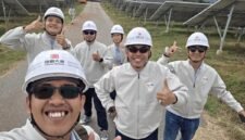 Swafoto ini menunjukkan karyawan dari PT Datang DSSP Power Indonesia saat sedang mengunjungi Pembangkit Listrik Fotovoltaik Laoyingyan di wilayah Binchuan, Provinsi Yunnan, Tiongkok barat daya. (Xinhua)