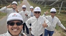 Swafoto ini menunjukkan karyawan dari PT Datang DSSP Power Indonesia saat sedang mengunjungi Pembangkit Listrik Fotovoltaik Laoyingyan di wilayah Binchuan, Provinsi Yunnan, Tiongkok barat daya. (Xinhua)
