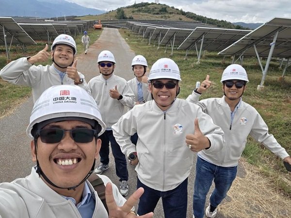 Swafoto ini menunjukkan karyawan dari PT Datang DSSP Power Indonesia saat sedang mengunjungi Pembangkit Listrik Fotovoltaik Laoyingyan di wilayah Binchuan, Provinsi Yunnan, Tiongkok barat daya. (Xinhua)