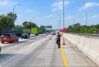 Petugas Patrol Tol BTB melakukan pengaturan pengalihan arus lalu lintas ke GT Gunung Sugih, Minggu (18/10)
