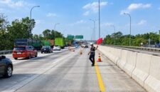 Petugas Patrol Tol BTB melakukan pengaturan pengalihan arus lalu lintas ke GT Gunung Sugih, Minggu (18/10)
