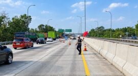 Petugas Patrol Tol BTB melakukan pengaturan pengalihan arus lalu lintas ke GT Gunung Sugih, Minggu (18/10)
