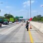 Petugas Patrol Tol BTB melakukan pengaturan pengalihan arus lalu lintas ke GT Gunung Sugih, Minggu (18/10)
