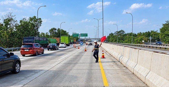 Petugas Patrol Tol BTB melakukan pengaturan pengalihan arus lalu lintas ke GT Gunung Sugih, Minggu (18/10)
