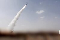 Foto yang bersumber dari Pusat Media Houthi ini memperlihatkan peluncuran rudal yang diduga mengarah ke Mocha di Yaman, pada 9 Agustus 2026. (Xinhua)