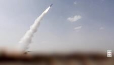 Foto yang bersumber dari Pusat Media Houthi ini memperlihatkan peluncuran rudal yang diduga mengarah ke Mocha di Yaman, pada 9 Agustus 2026. (Xinhua)